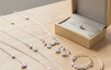 Comparativo entre modelos de negócio: atacado vs varejo para semijoias